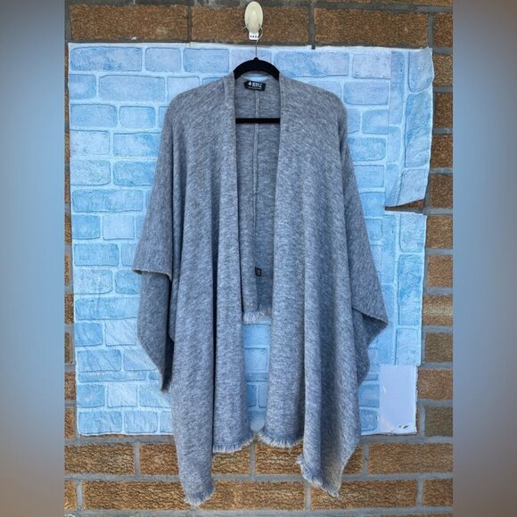 Beryll Women's Fringed Cashmere Cape Sweater OS - Picture 3 of 10